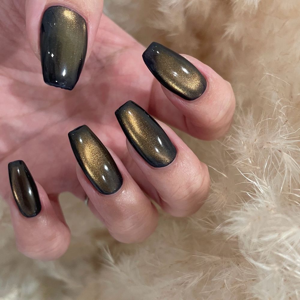 Black gold cat eye coffin nails on fur, black magnetic with a gold band