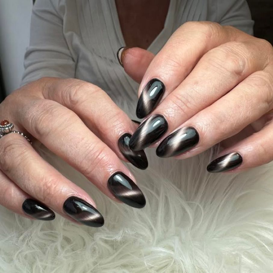 Black silver cat eye almond nails on fur, black magnetic with a silver band