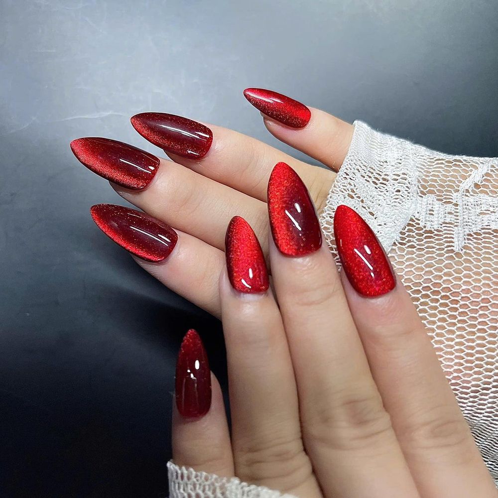 Red glitter cat eye almond nails with a lace sleeve, sparkling red magnetic set
