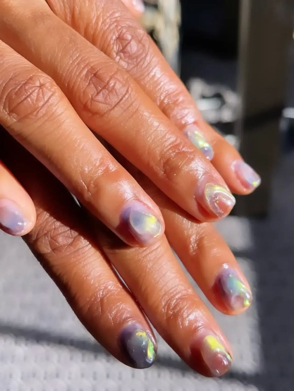 Aura jelly chrome short nails on brown skin, glowing tinted short set