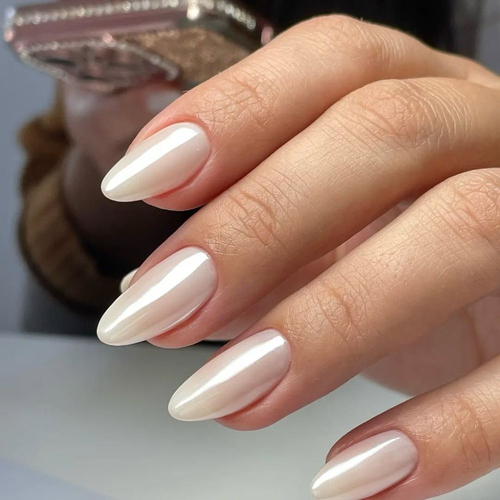 Pearl chrome almond nails holding a phone, everyday pearl glow set