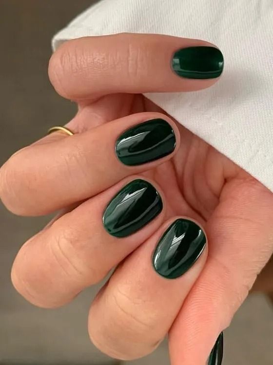 Forest green short oval nails, deep green glossy short set in a knit