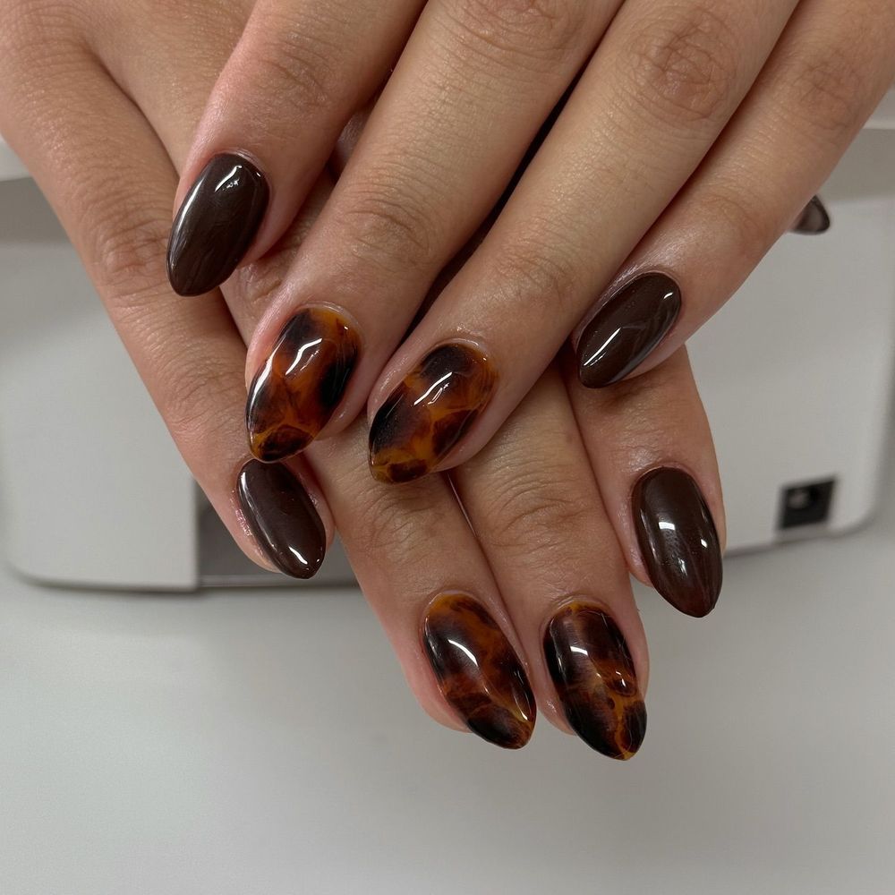 Chocolate short nails with tortoiseshell accents, brown short set with amber marble nails