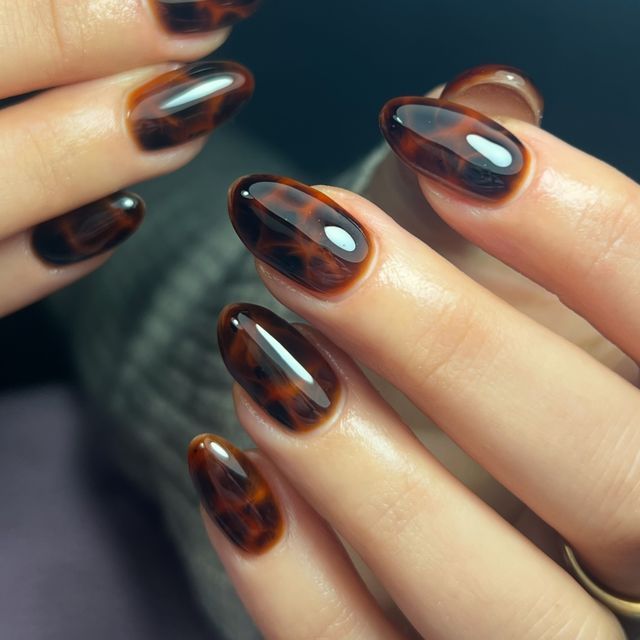 Glossy tortoiseshell oval nails, amber and dark brown marbled oval set