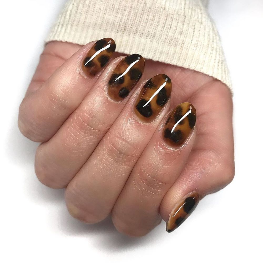 Glossy tortoiseshell short square nails, amber marble at short length