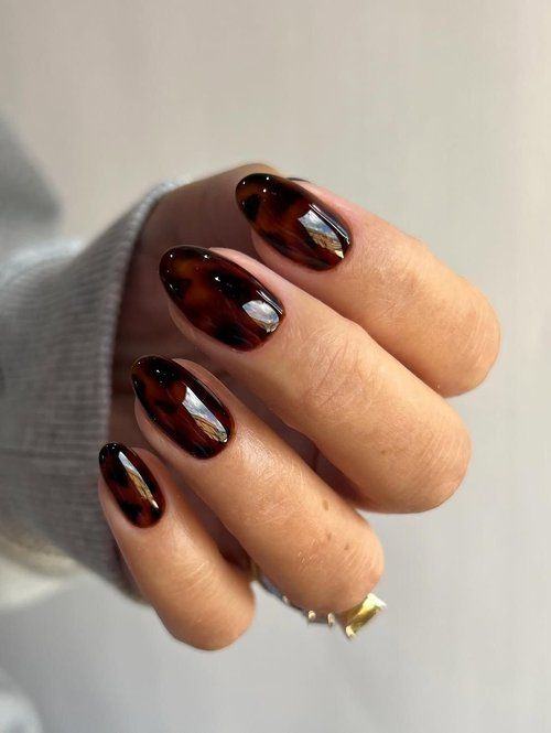 Tortoiseshell oval nails, classic amber and brown marble oval set